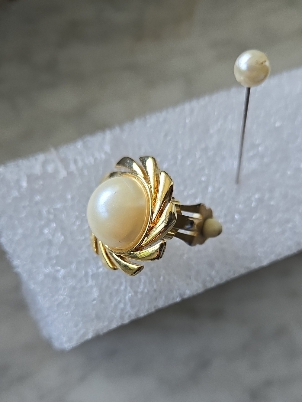 Vintage Gold and Cream Pearl-Style Swirl Clip Earrings - Picture 11 of 16